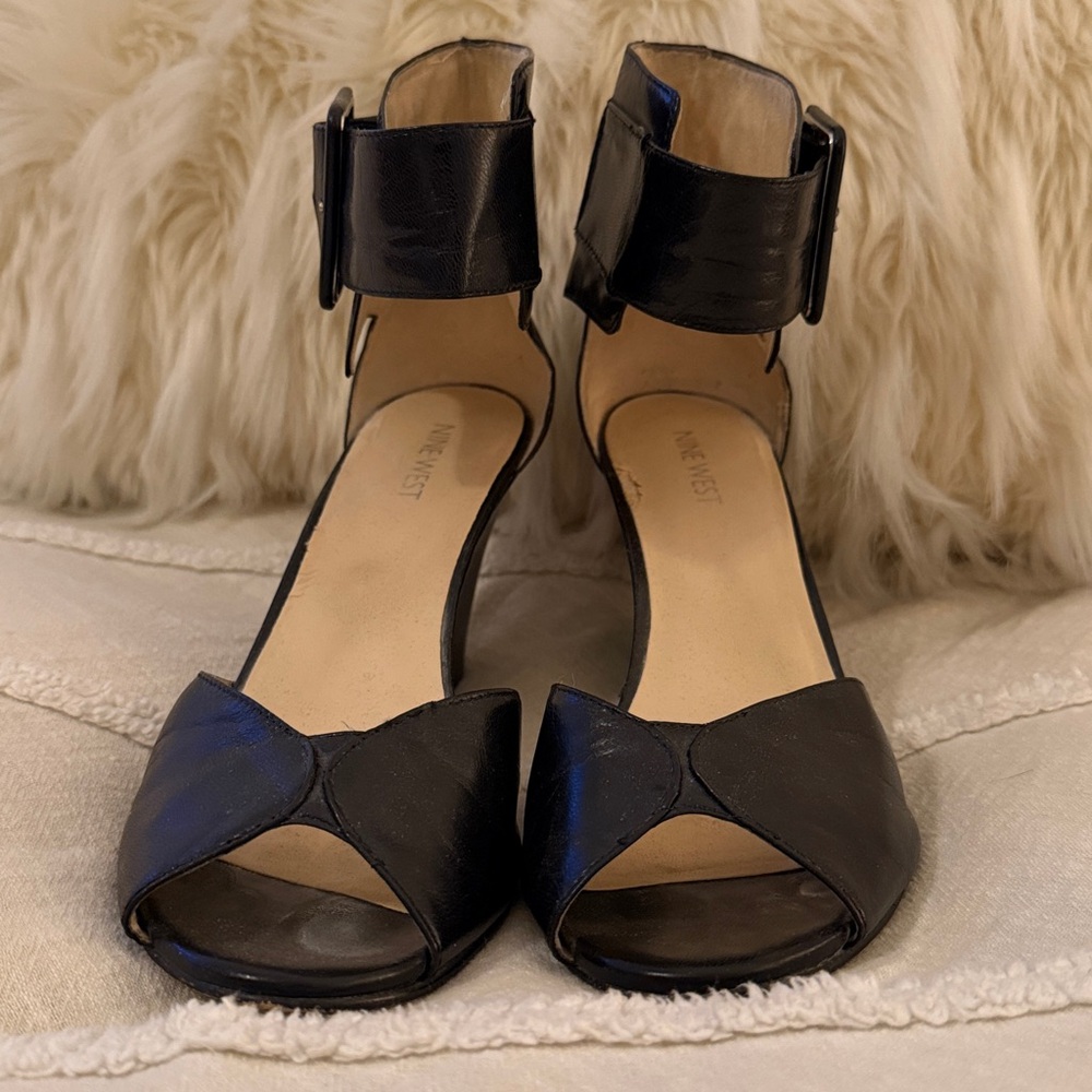 EVERYDAY CHIC ✨ LEATHER WEDGES COMFY • VERSATILE 🔥 PRICED TO SELL 🔥